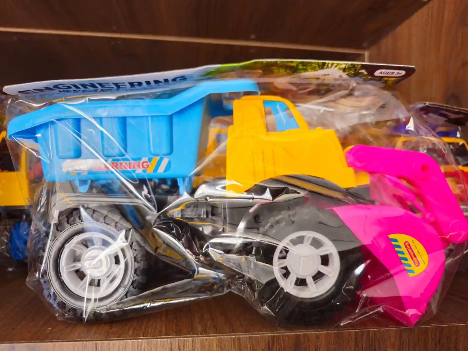 FREE WHEEL CONSTRUCTION CAR